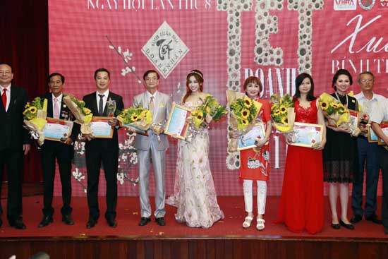 Hoa khôi doanh nhân  Mai Diệu Linh tham dự chương trình Ngày hội ‘Tết Doanh Nhân